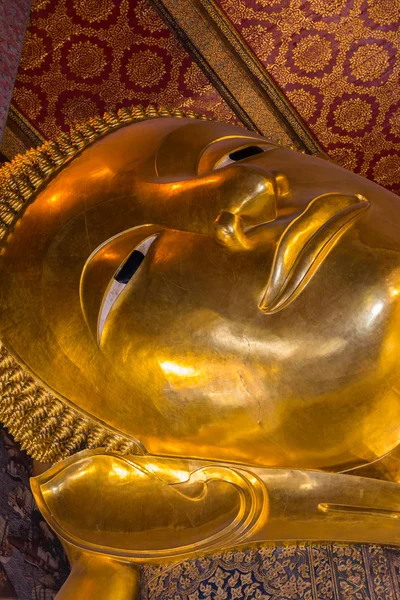 Sklápěcí velká socha Buddhy zlata — Stock fotografie