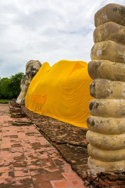 Buda reclinado en Wat Lokayasutharam — Foto de Stock