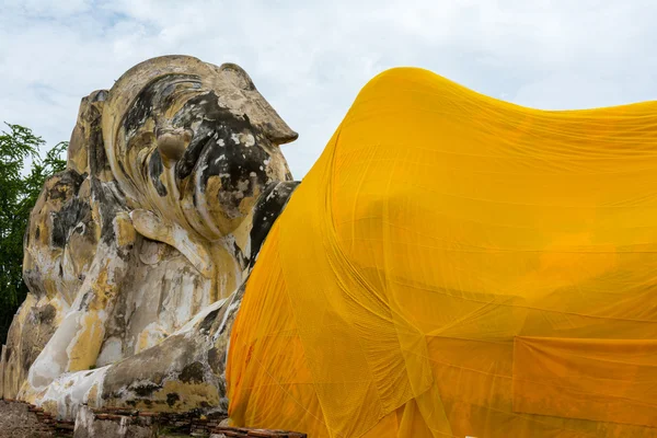 Buda reclinado en Wat Lokayasutharam — Foto de Stock