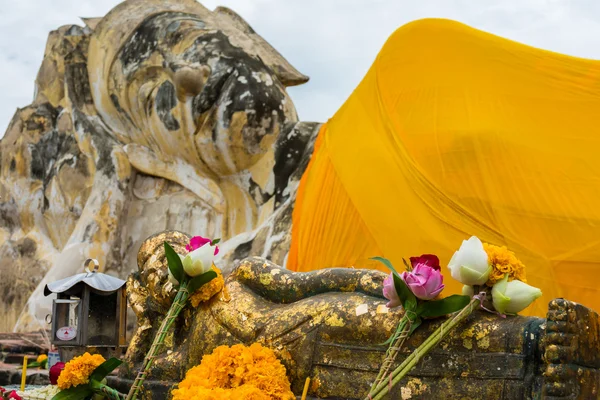 Ležící buddha na wat lokayasutharam — Stock fotografie