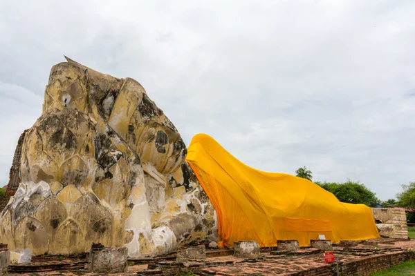 Buda reclinado en Wat Lokayasutharam — Foto de Stock