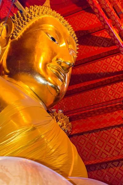 Estátua de buda dourada — Fotografia de Stock