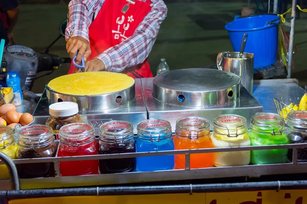 Tajski człowieka gotowania świeże naleśniki — Zdjęcie stockowe