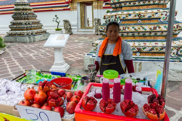 Mujer tailandesa vendiendo jugo de granada fresco hecho a mano — Foto de Stock