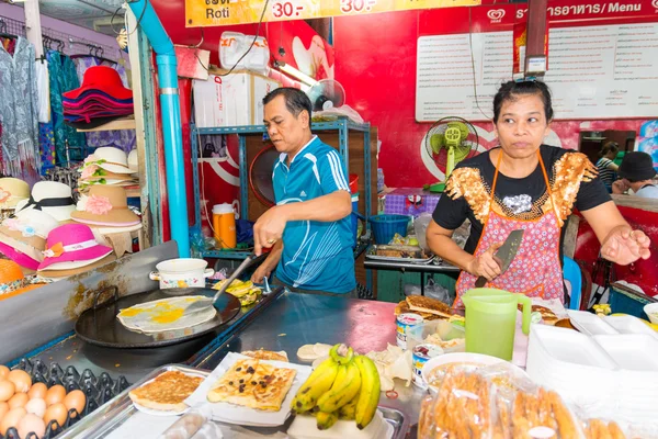 Thajci vaření čerstvý banán roti — Stock fotografie