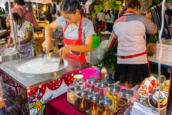 Mujer tailandesa cocinando rollos de hielo frescos hechos a mano — Foto de Stock