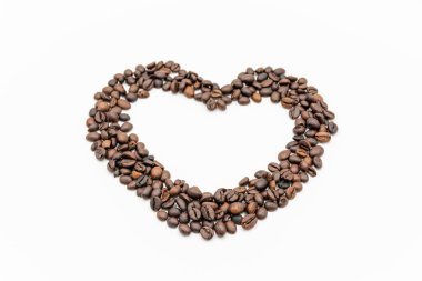 Kahve çekirdeği kalp çerçevesi beyaz arkaplanda izole