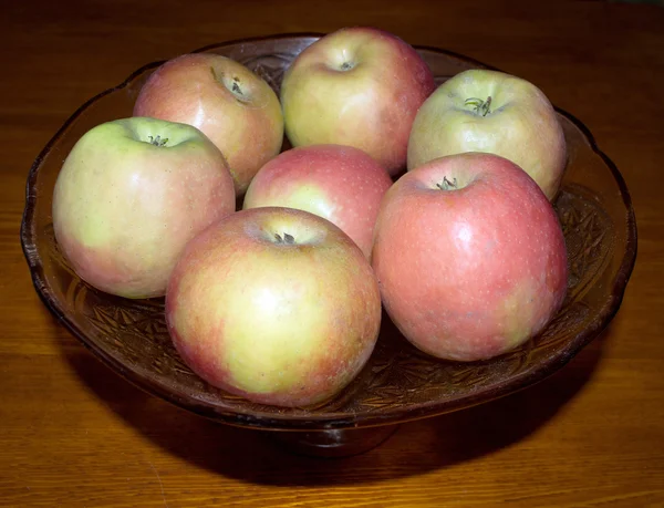 Яблоки лежат в вазе — стоковое фото