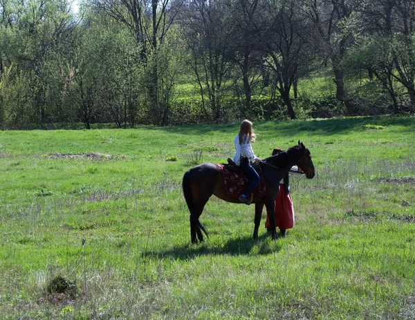 馬に座っている女の子 — ストック写真