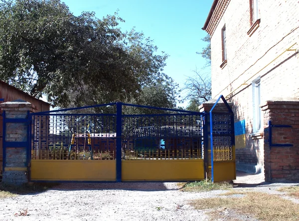 Lue yellow iron gates — Stock Photo, Image