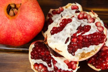 Kırmızı sulu nar, Bütün, yarım, olgun ve kırık meyve 