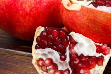 Kırmızı sulu nar, Bütün, yarım, olgun ve kırık meyve 