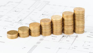 bir yığın proje üzerinde yığılmış paralar