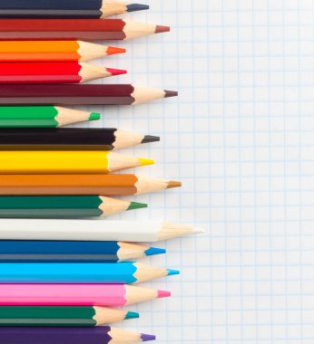 kafes içinde a defter üzerinde renkli kalemler