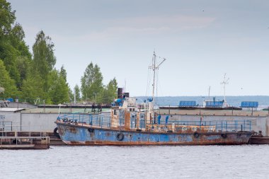 Eski paslı gemi Volga nehrinde