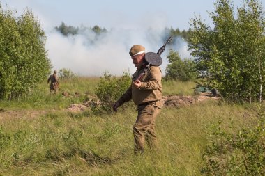 Kaluga region, Medyn, Rusya Federasyonu - 26 Temmuz 2016: Podolsk öğrenciler İkinci Dünya Savaşı savaş yeniden inşası