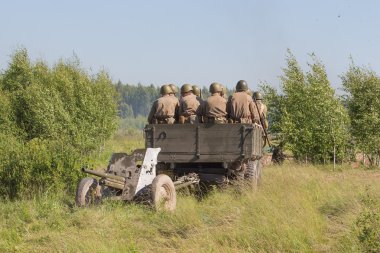 Kaluga region, Medyn, Rusya Federasyonu - 26 Temmuz 2016: Podolsk öğrenciler İkinci Dünya Savaşı savaş yeniden inşası