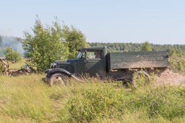 Kaluga region, Medyn, Rusya Federasyonu - 26 Temmuz 2016: Podolsk öğrenciler İkinci Dünya Savaşı savaş yeniden inşası