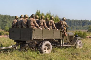Kaluga region, Medyn, Rusya Federasyonu - 26 Temmuz 2016: Podolsk öğrenciler İkinci Dünya Savaşı savaş yeniden inşası