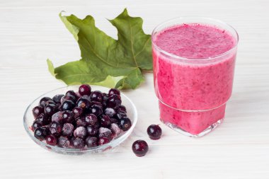 Yoğurtlu sağlıklı meyve püresi. Karışık çilek blackcurrant DRI