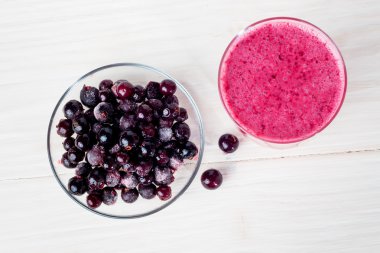 Güler yüzlü lezzetli ile masaya Siyah frenk üzümü