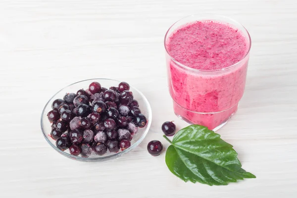 Yoğurtlu sağlıklı meyve püresi. Karışık çilek blackcurrant DRI