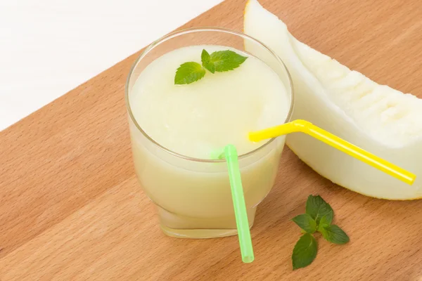 Delicioso batido de melão com hortelã — Fotografia de Stock