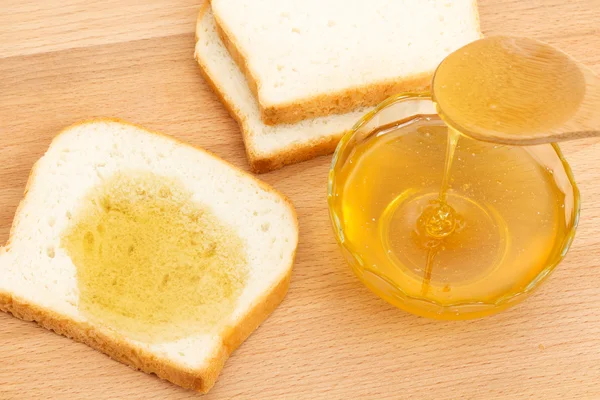 Pão branco de mel na mesa — Fotografia de Stock