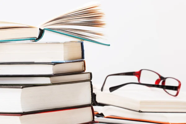 Livros empilhados óculos na mesa — Fotografia de Stock