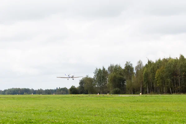 Частный самолет взлетает на взлетно-посадочной полосе — стоковое фото