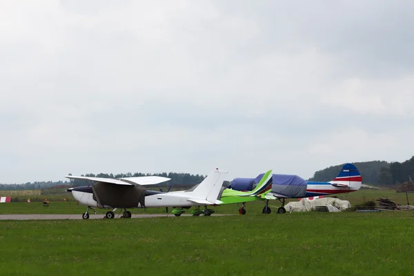 Частные самолеты припаркованы — стоковое фото