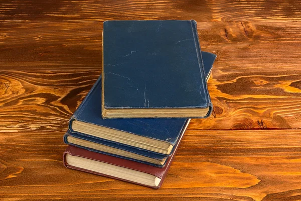 Livros sobre mesa de madeira — Fotografia de Stock