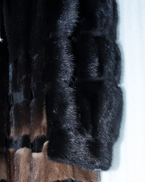 Чорне м'яке пальто ізольоване на білому тлі. Розкішне натуральне хутро . — стокове фото