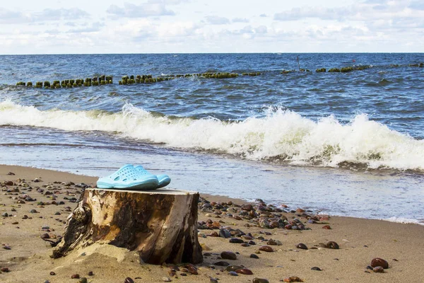 Chinelos Beira Mar Com Pernas Sandálias Praia Azul Borda Água — Fotografia de Stock