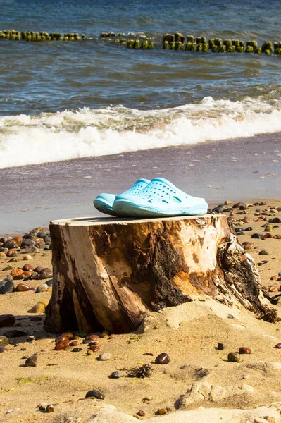 Zapatillas Junto Mar Con Patas Sandalias Playa Azules Borde Del — Foto de Stock