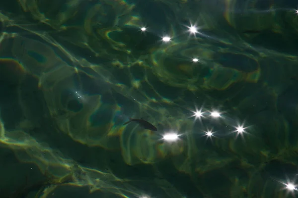 Záře slunečního světla na vodě. Pozadí, voda a lehká textura. Pozadí, plná karta — Stock fotografie