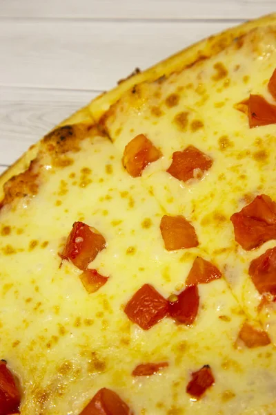 Pizza Med Ost Och Tomater Italiensk Mat Ljus Trä Bakgrund — Stockfoto