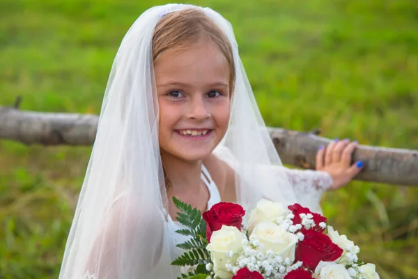 Kärleken Närvarande Barnens Dag Liten Flicka Brudklänning Med Slöja Och — Stockfoto