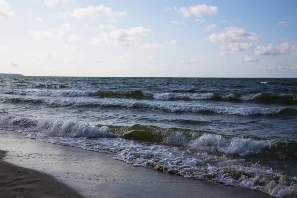 Ondas Brancas Espumosas Praia Arenosa Mar Báltico Mar Azul Céu — Fotografia de Stock