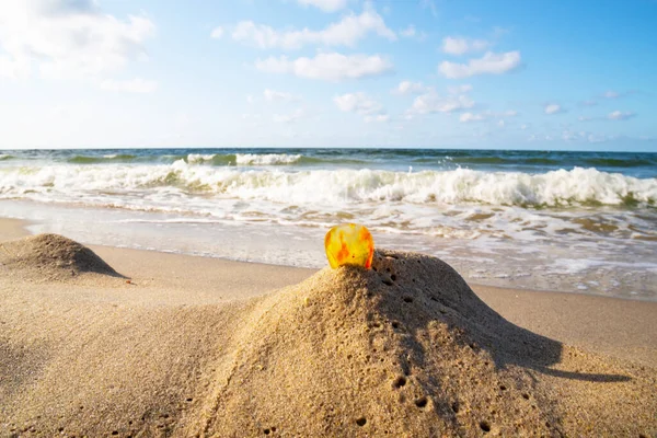 Ambra Una Spiaggia Sabbiosa Pezzo Minerale Trasparente Sunstone Sullo Sfondo — Foto Stock