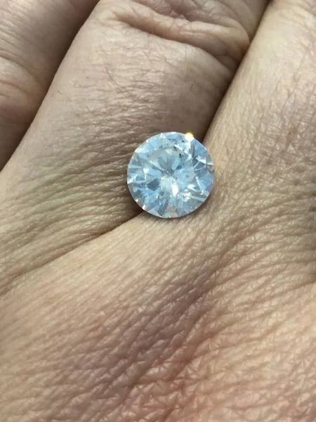 カットし 研磨ダイヤモンド 2カラットの大きなサイズのラウンドダイヤモンドが手にあります 宝石類の購入 — ストック写真