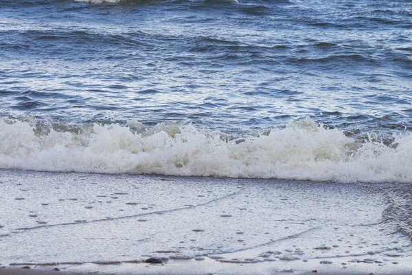 Onde Bianche Schiumose Sulla Spiaggia Sabbiosa Del Mar Baltico Mare — Foto Stock