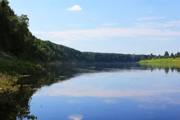 Eau Bleue Dans Lac Forestier Avec Des Pins Jour Été — Photo