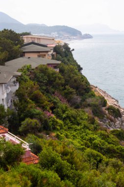 Akdeniz üzerindeki dağlarda güzel renkli kentsel manzara, Türkiye Alanya, Konakli, geleneksel Türk mimarisi