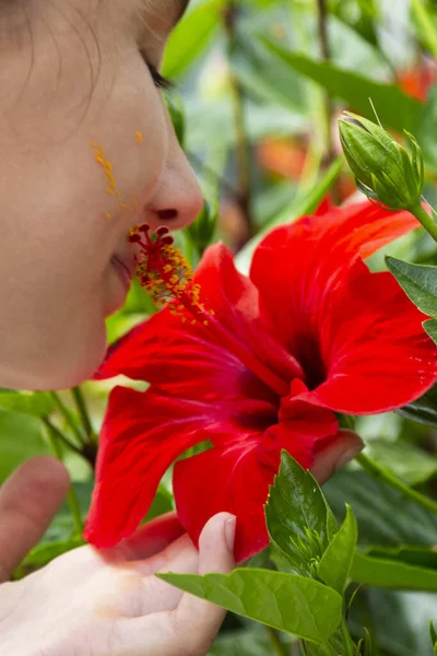 Rapariga Cheira Hibisco Close Rosto Uma Menina Inalando Aroma Uma — Fotografia de Stock