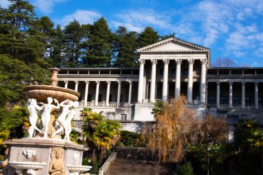 Rusya 'nın Sochi kentinde, Ordzhonikidze' nin adını taşıyan terk edilmiş bir sanatoryumun binası. Yerel turist eğlencesi. 3 Ocak 2021. Stalins İmparatorluğu 'nun mimari tarzı.