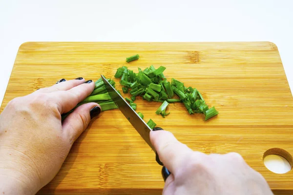 Ženské Ruce Nožem Krájení Zeleniny Dřevěné Desce Bílém Pozadí Žena — Stock fotografie
