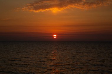 Denizin üzerinde güzel bir gün batımı batan güneş, batan güneş, suya batar.