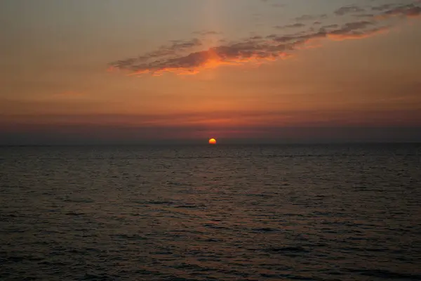 Indah Matahari Terbenam Atas Laut Matahari Terbenam Atas Laut Malam — Stok Foto