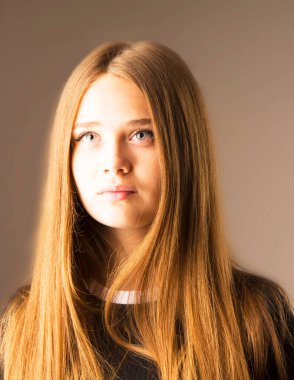 Uzun sarı saçlı çok güzel bir genç kız. Bir meleğin yüzü. Konsept dua, umut, inanç. Mükemmel güzellik